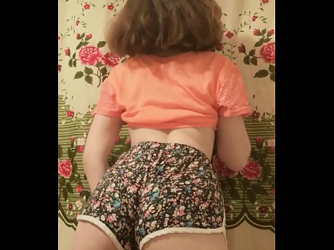 ❤️ Sexet ung babe laver en striptease ved at filme sine shorts på kamera Hjemmelavet porno at da.virtsextor.ru